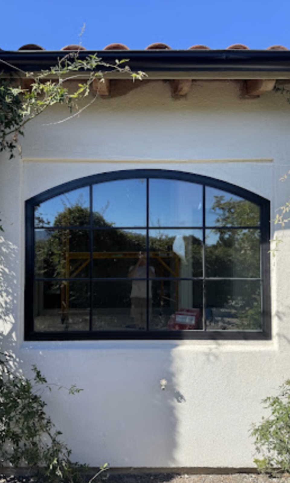 Energy-efficient arched window installation on a Fort Myers home exterior
