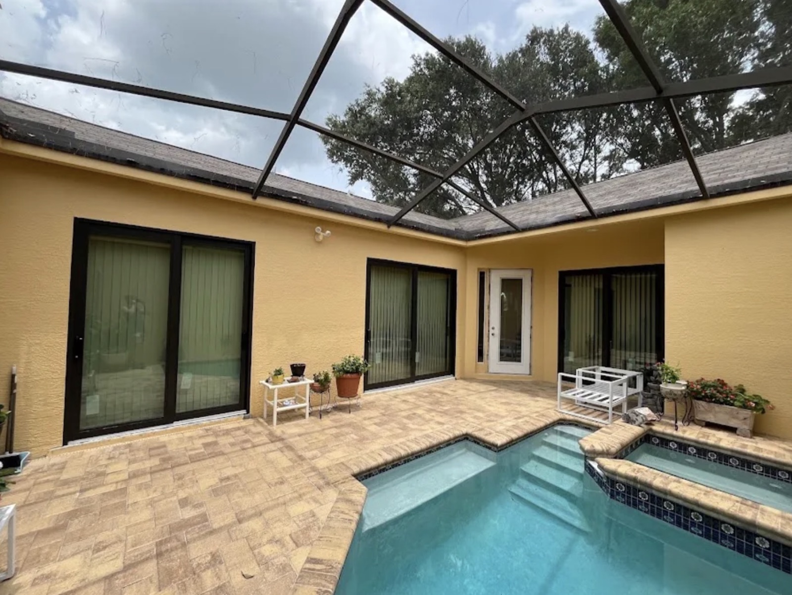 Residential sliding glass door window replacement around a Fort Myers pool courtyard